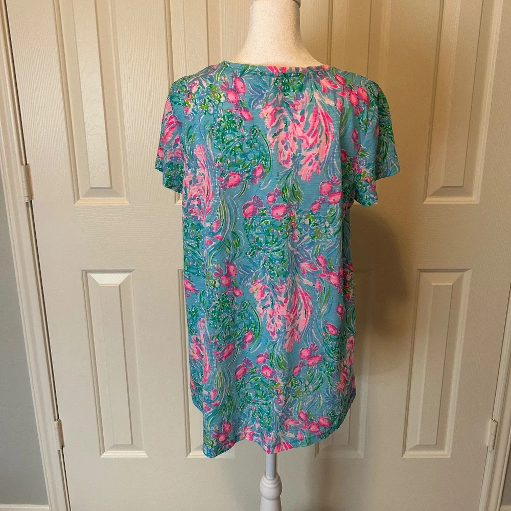 Lilly Pulitzer Etta V-Neck Tee in Amalfi Blue Best Fishes Size M Preppy! - Picture 3 of 3